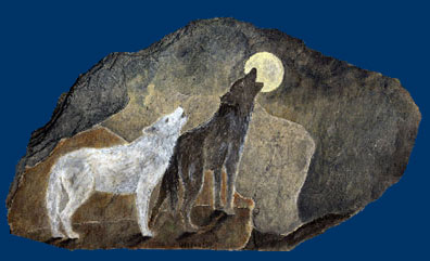 Heulendes Timberwolfpaar mit Felsen
