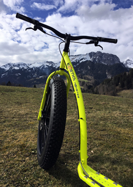 Kostka Monster Scooter neongelb